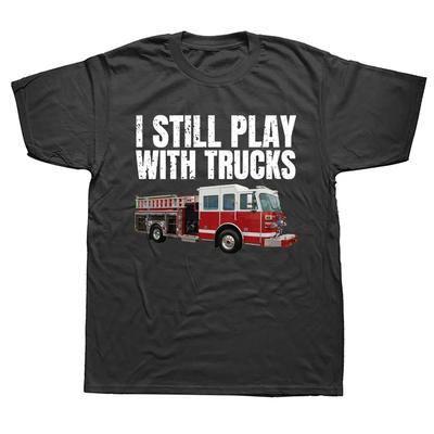 Lustiges Feuerwehrmann T-Shirt Ich spiele immer noch mit Feuerwehrautos Feuerwehrmann Grafik Streetwear Kurzarm Geburtstagsgeschenke Sommer T-Shirt