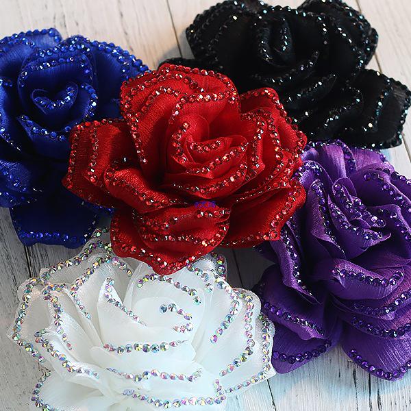 Set červených třpytivých květinových sponek do vlasů a náramku pro dívky na latinskoamerické tance