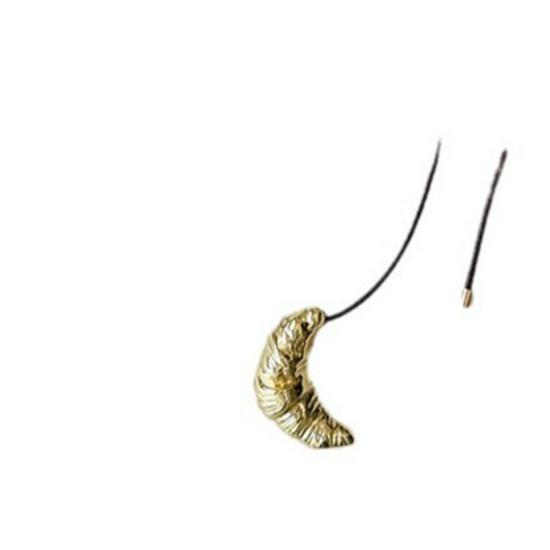 Collar con Colgante de Croissant Estilo Coreano - Cadena Larga Minimalista para Suéter para Mujer, Perfecto para Otoño/Invierno.