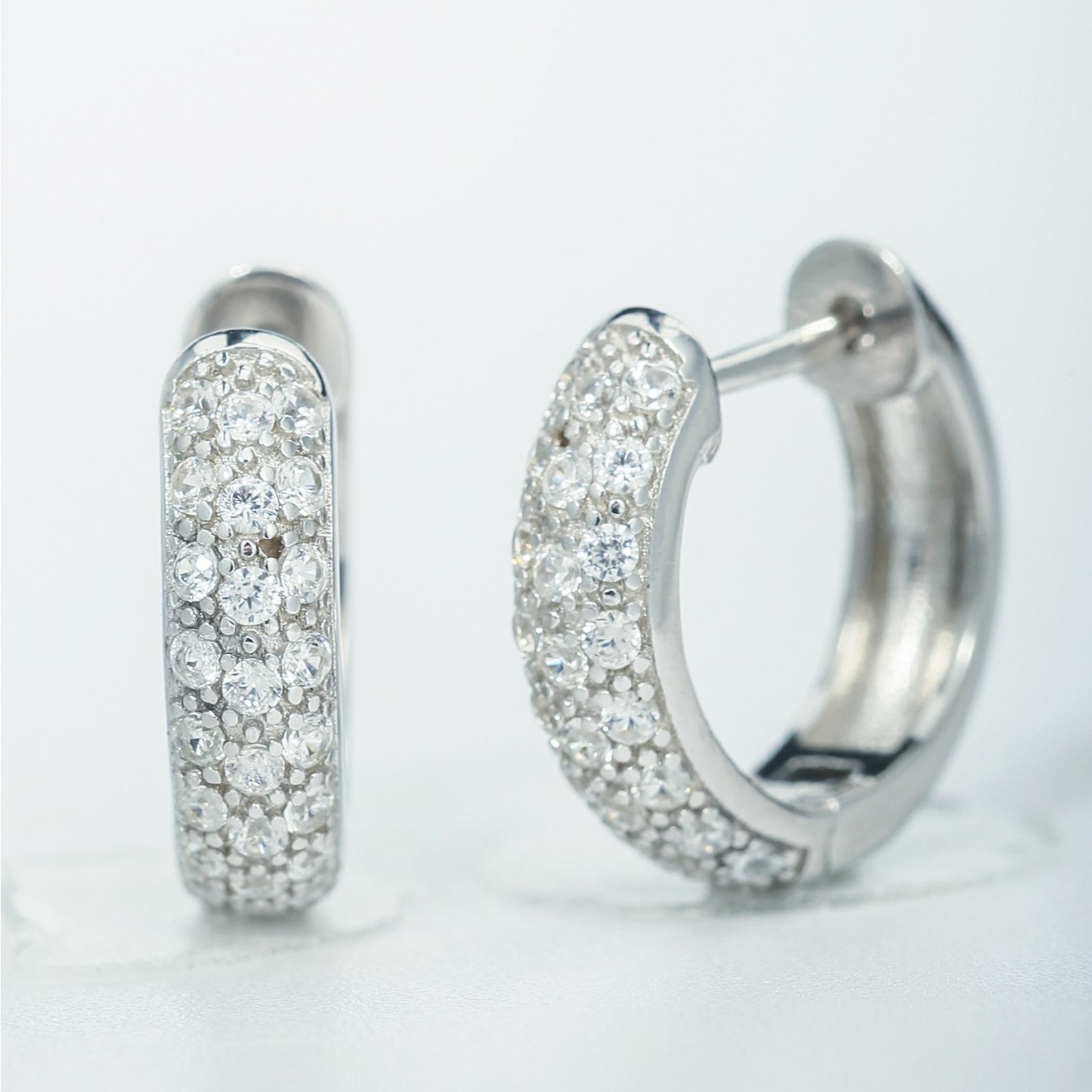 

Серебряные серьги-каффы 925 пробы с цирконами в несколько рядов и классическими паве-бриллиантами - Роскошные серьги высокого класса