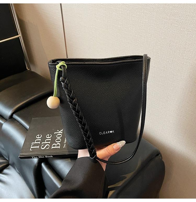 New large-capacity sense retro versatile bucket bag women's fashion shoulder work commuter messenger bag bag