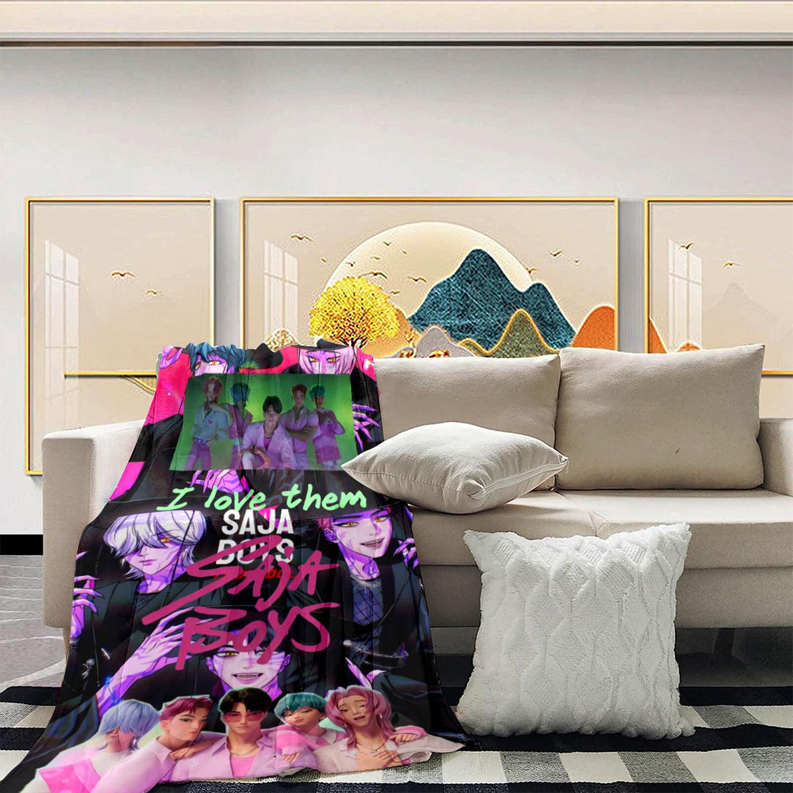 

Этот уютный плед украшен принтом «И» и «», вдохновленным девушками-ведьмачками, демонстрирующим персонажей в действии. One Size