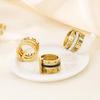 Elegante Gioiello Multi-Anello con Lettere Romane in Design Europeo e Americano