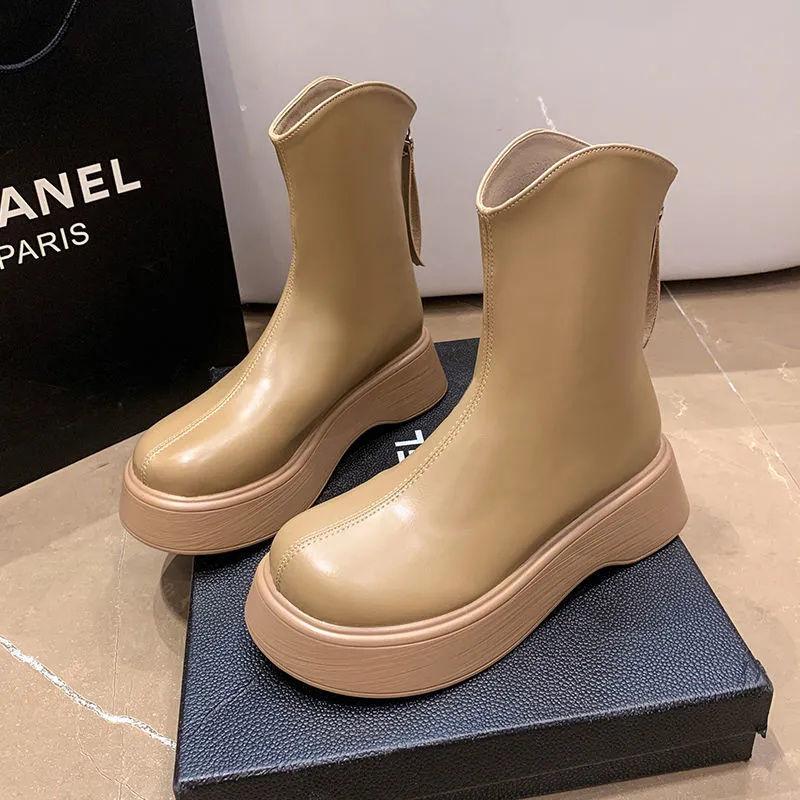 Kleine europäische Stiefel, quadratische Spitze, erhöht, dicke Sohle, Friedensstraßen-Stil, kleine Kurzstiefel zum Tragen mit Röcken sind im Trend