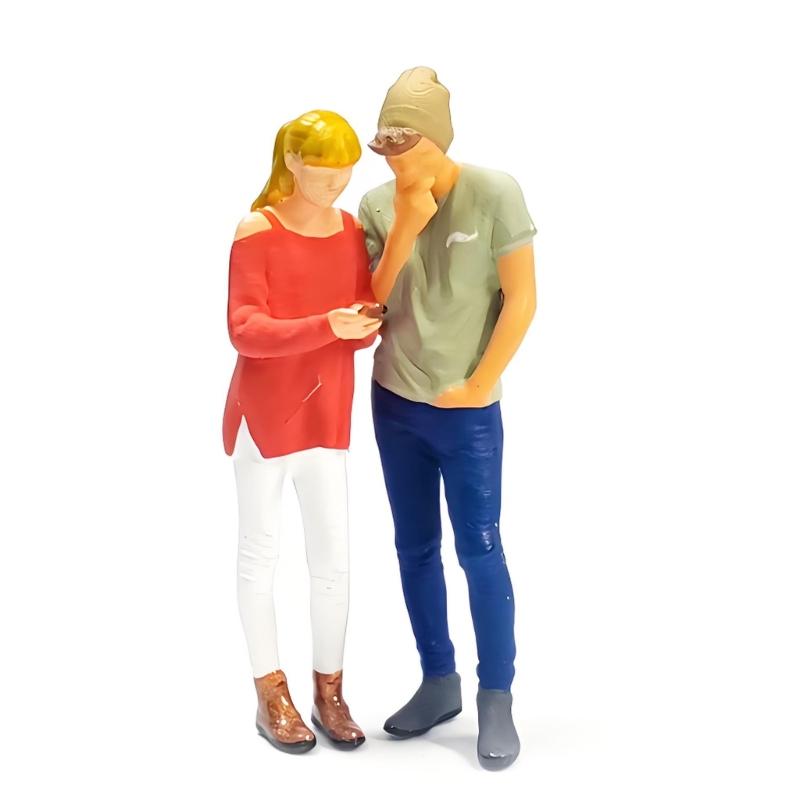 1/64 Scale Resin Miniature Couple Figure For Realistic Model Train Architectural Scene Decors And Collectible Display