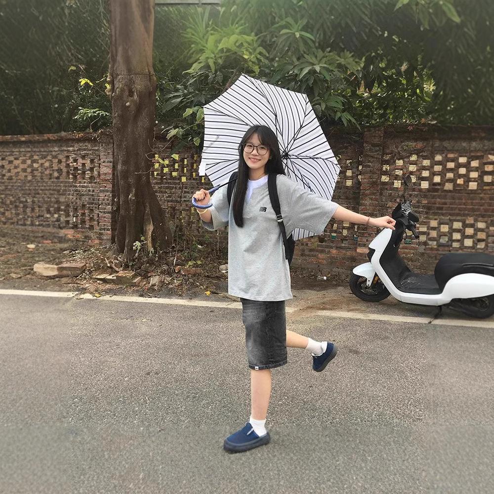 Damen Locker Geschnittenes V-Ausschnitt Kurzarm Baumwoll-T-Shirt - Trendig, Vielseitig, Sommerdesign