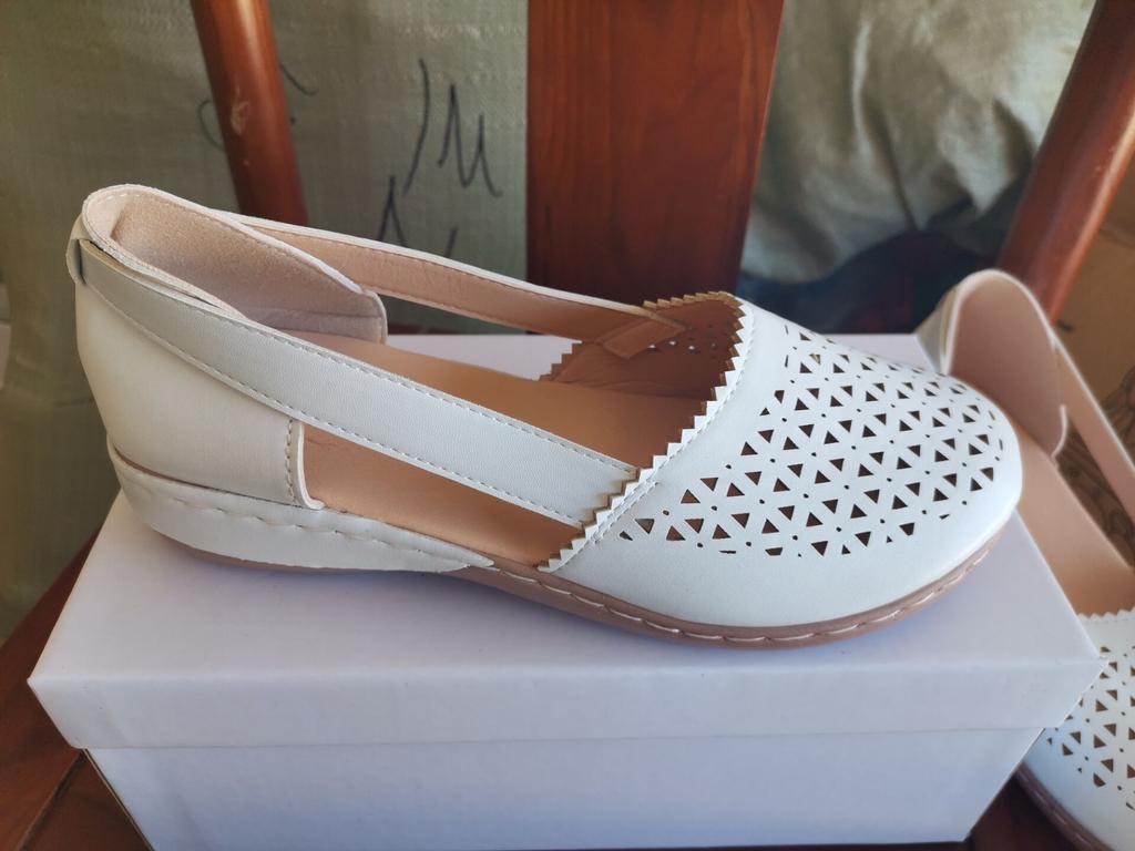 Wunsch Außenhandel neue Tasche Fersenloch Schuhe 2025 Frühling und Sommer europäisch und amerikanisch runde Zehe Keilabsatz große Größe flache Damen Sandalen