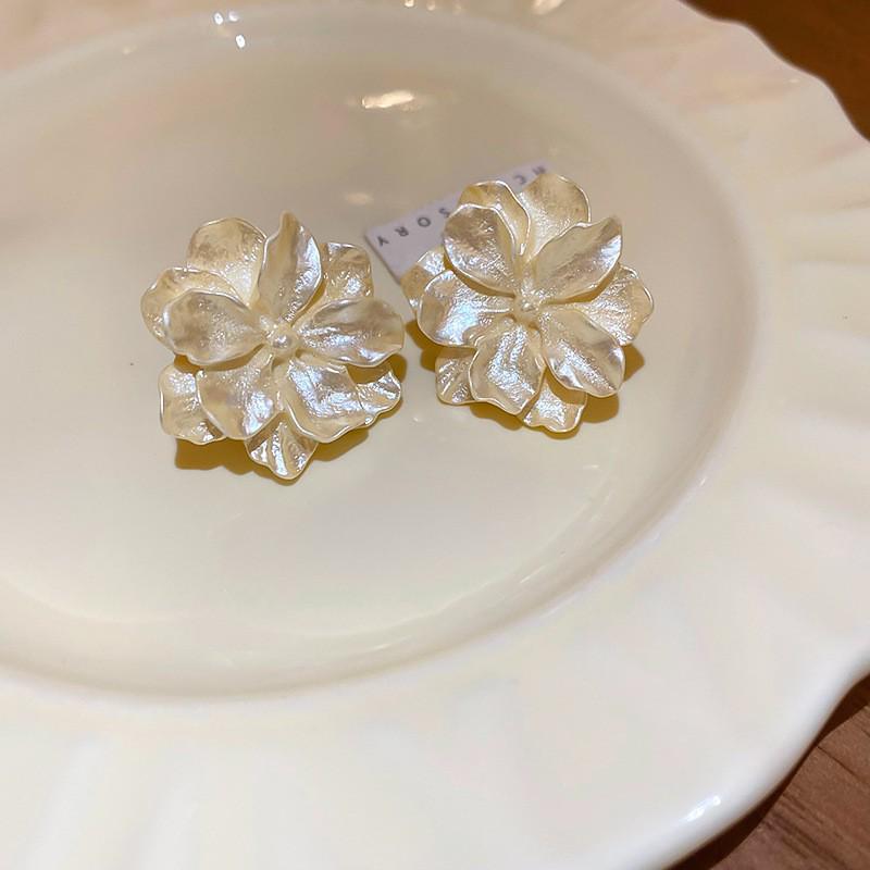 Forest Story: Sweet Style Contrasting Flower Stud Earrings for Women – Fresh, Fashionable, Light Luxury Feel