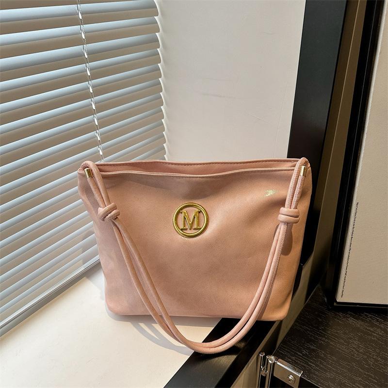 

Spring and summer new fashion atmosphere versatile urban commuting large capacity shoulder underarm messenger bag розовый