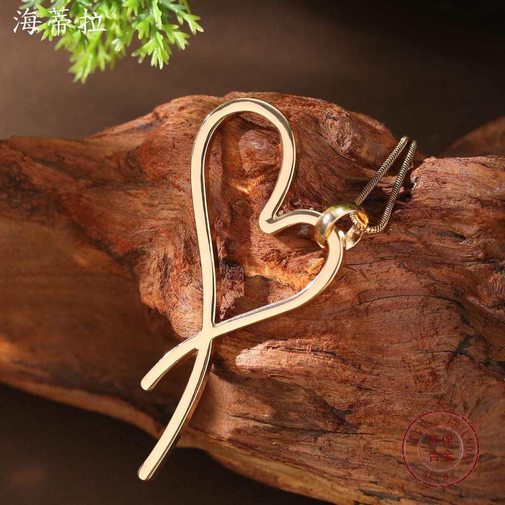 Nouveau collier long amour éternel brillant, pendentif long haut de gamme en forme de cœur simple et polyvalent pour femmes