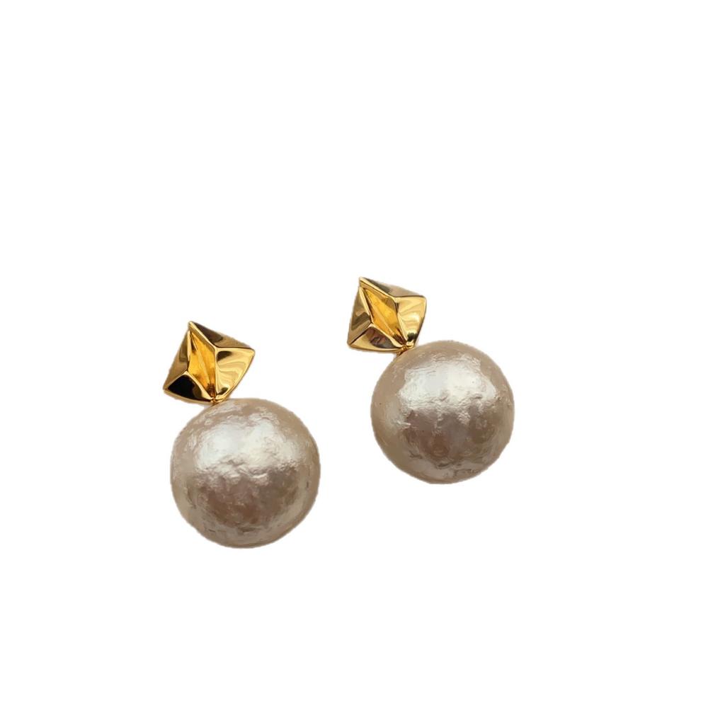 Retro Warm Pearl Stud Earrings Exquisite Light Luxury High Sense Niche Elegant Fashion Daily Commuter Earrings Women