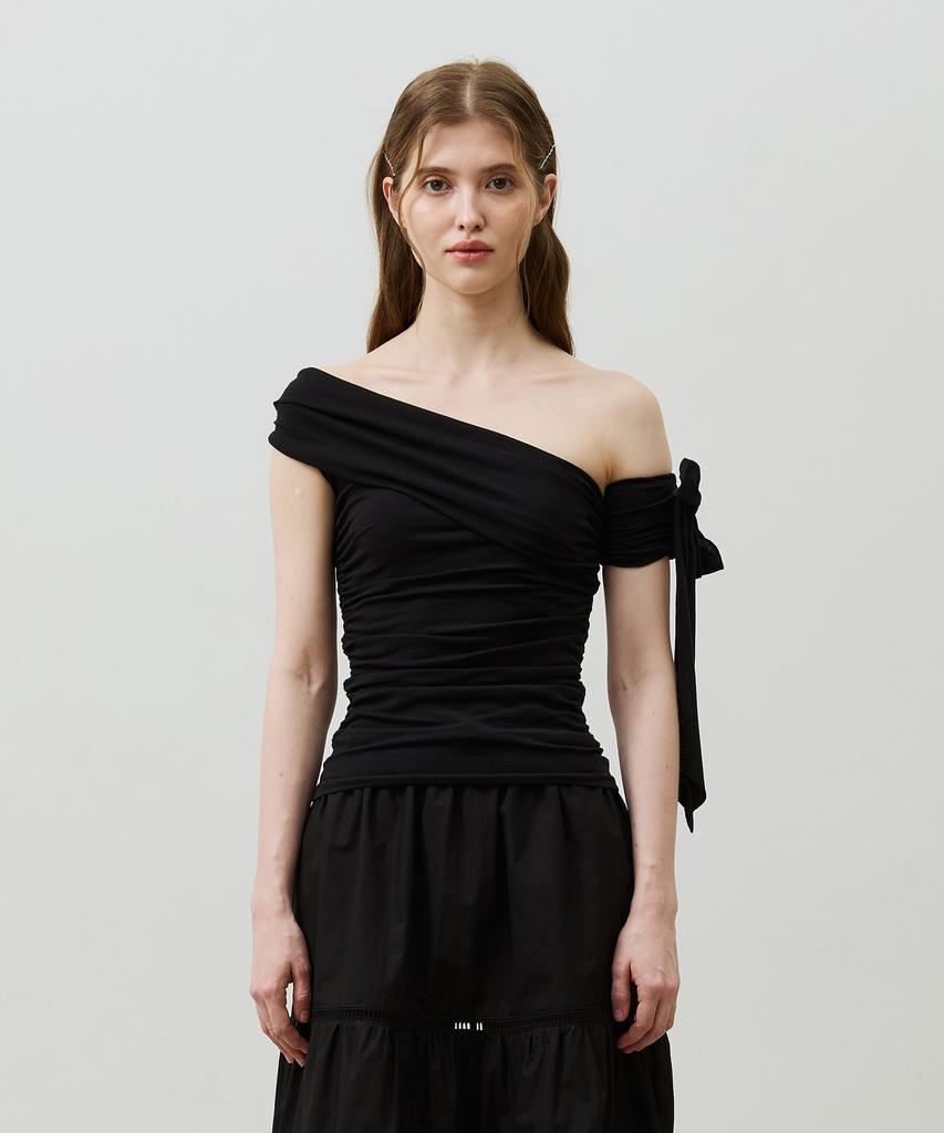 Alikim Ria One-Shoulder Shirring Top / Black