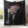 Kim Seok Jin Kpop B-BTS Flanelldecke, Ultraweiche Warme Plüschdecke für Zuhause Schlafzimmer Bett Sofa Abdeckung Büro Camping Picknick Geschenk