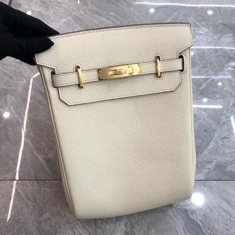 2026 Neues TOGO-Leder geschlechtsneutral gleicher Stil, Rindsleder erste Schicht rundes Schlossloch Brusttasche, einzelne Schulter Kelly-Leder Rucksack