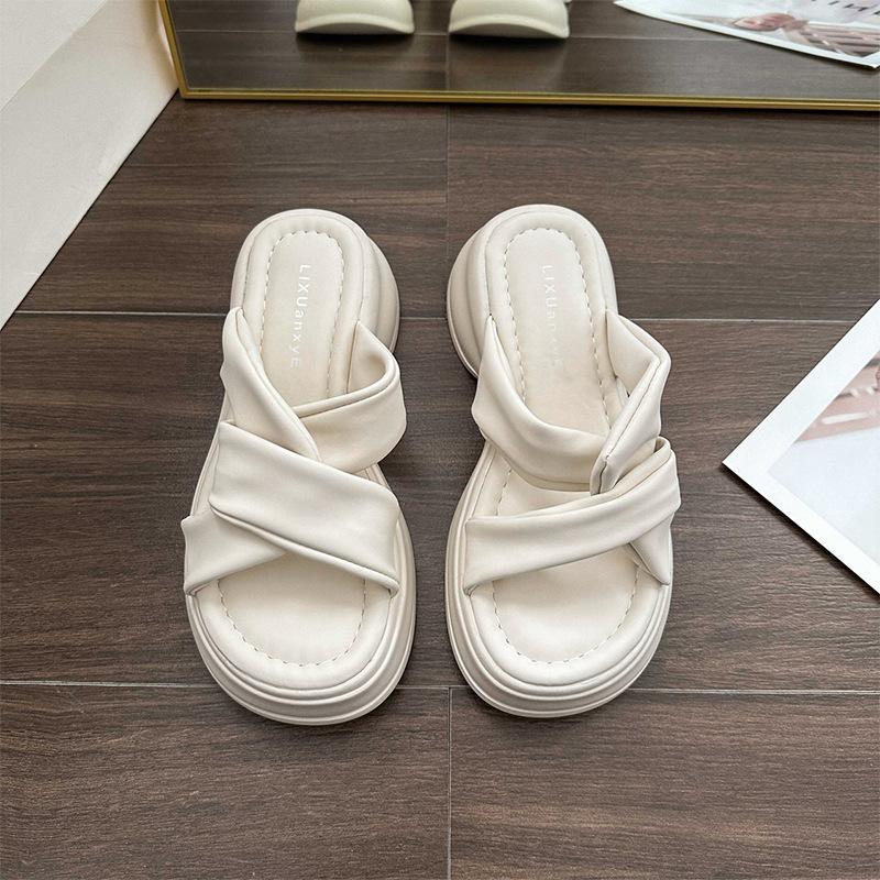 Thick-soled cool slippers women's summer outer wear fashion 2025 new high-end niche beach sandals casual one-word slippers