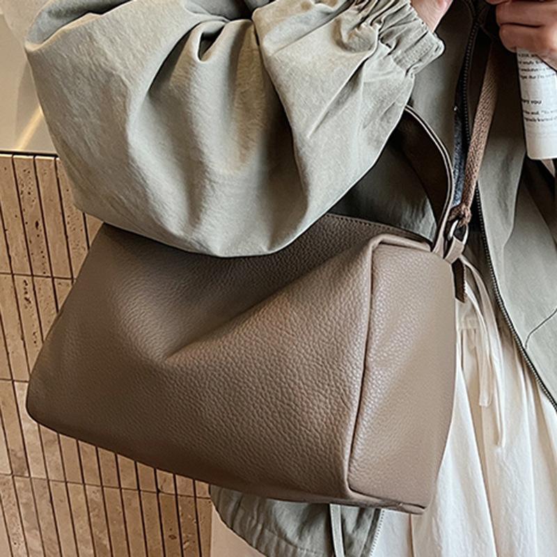 Retro suede underarm bag women's autumn new fashion shoulder messenger bag textured pillow bag