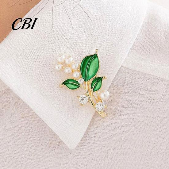 Alloy Flower Brooch Pin, Plant Shape Lapel Pin with Green Leaf Design, Imitation Pearl Rhinestone Combination Stable Buckle for Daily Commuting
