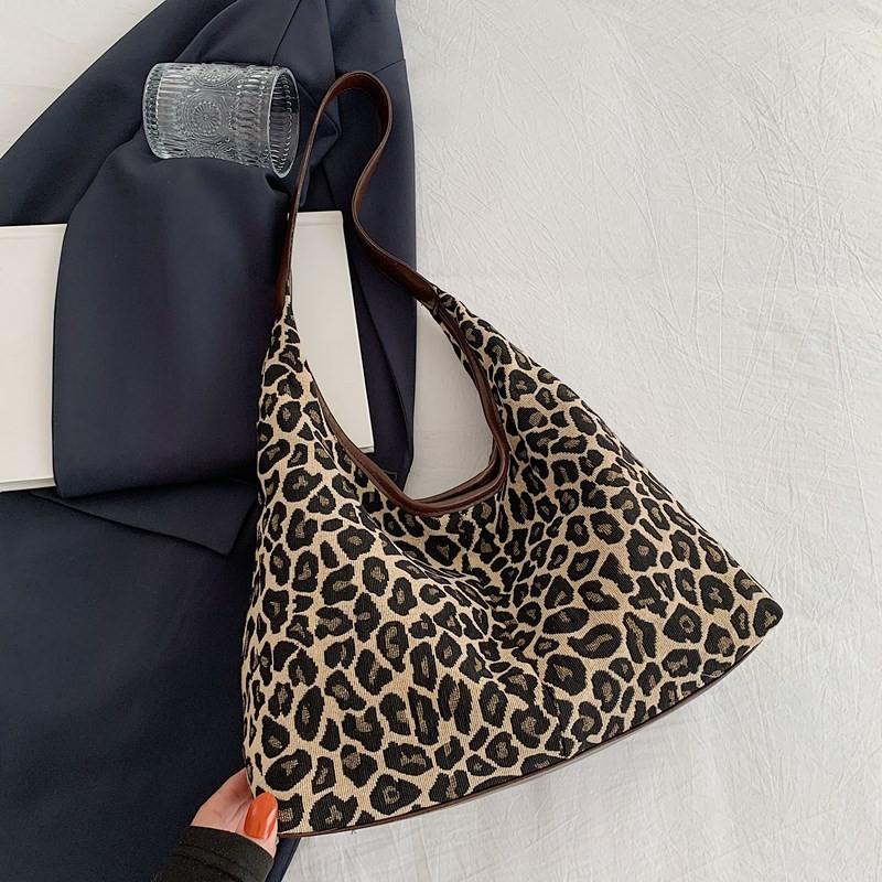 Modern Minimalist Tote Bag For Women Featuring Durable Canvas Material And Soft Structure