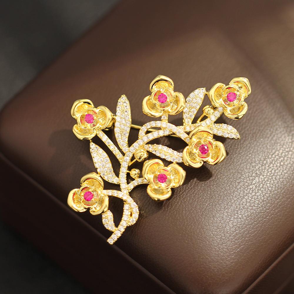 

Light luxury niche red Longdu flower brooch, elegant temperament, gold-plated stone-inlaid flower pin, anti-light women s accessories