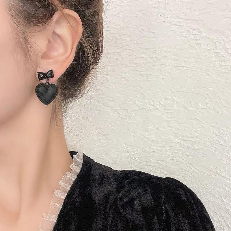 Black retro leather texture bow stud earrings temperament sweet love earrings heart-shaped peach heart ears jewelry ears