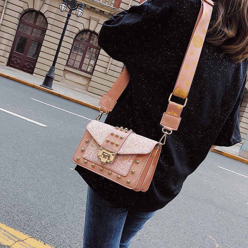 Bolsa feminina nova 2025 versão coreana moda lantejoulas rebites personalizados tendência ins alças largas de ombro transversal pequena bolsa quadrada