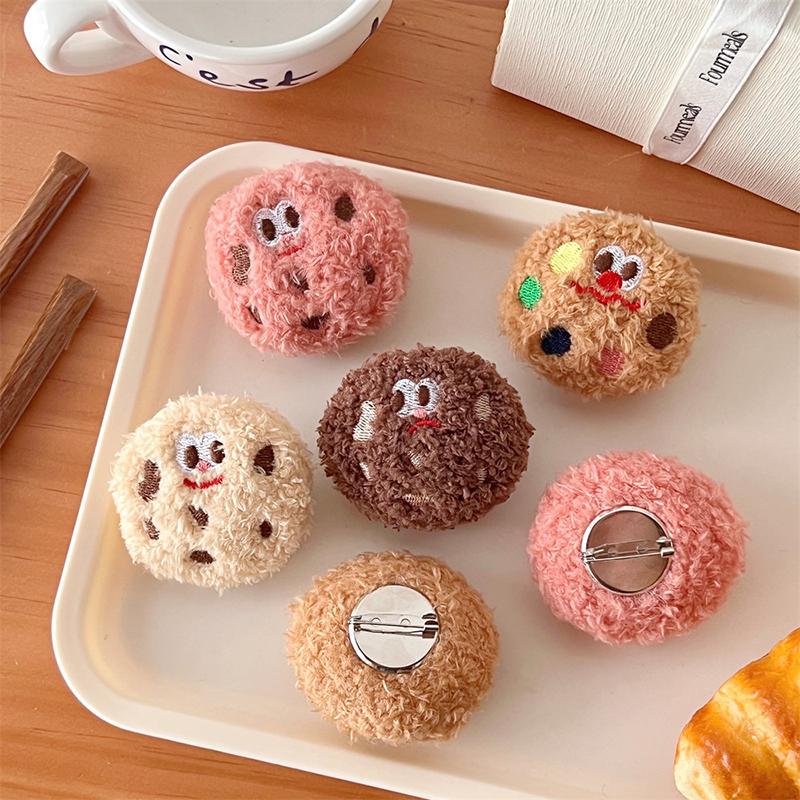 1Pc Cartoon Lustige Plüsch Cookie Brosche Kleidung Rucksäcke 3D Puppe Abzeichen Pins Nette Pin