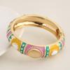 Elegante Bracciale Aperto a Contrasto di Colore per Donne Stilose