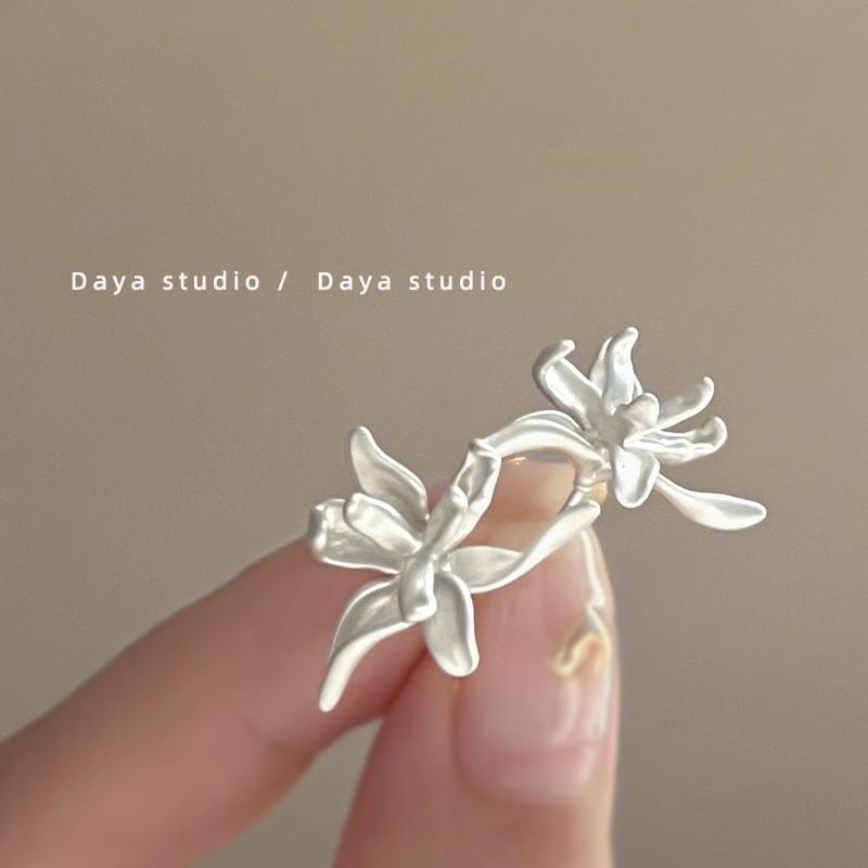 

Серьги с бахромой в виде цветочного листа, темпераментные, высококлассные серьги-пусеты, нишевая мода, универсальные серьги для женщин