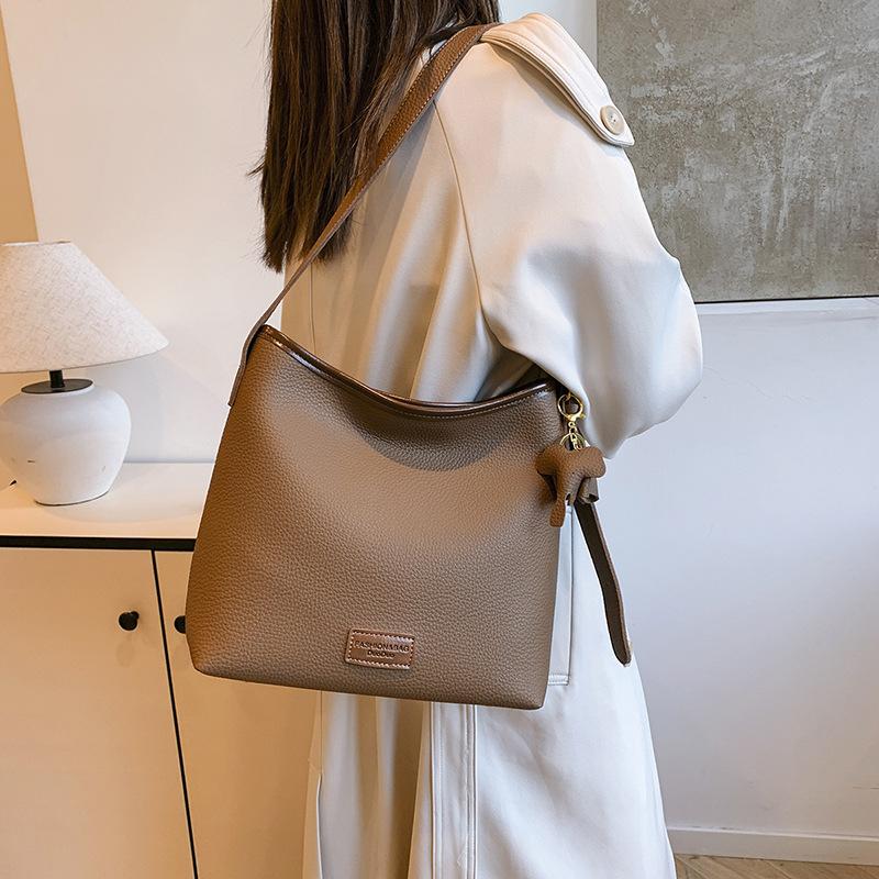 Niche design bag women's bag versatile 2025 new trendy large-capacity messenger bag contrasting color shoulder armpit bag