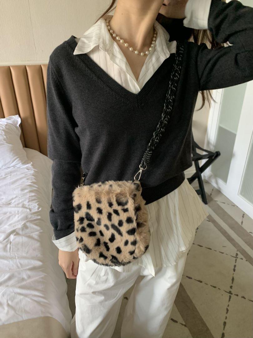 

Autumn and winter fluffy women s bags anti-rabbit plush women s bags oblique span thickened fluffy woven bags світло-коричневого кольору