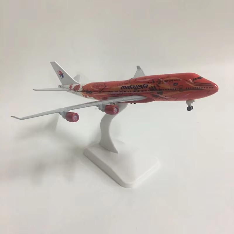 1/400 20cm Malaysia Rotes Flugzeugmodell 747 Airlines Metallflugzeug-Replik Legierungsmaterial Luftfahrtform Geschenk B747 Serie