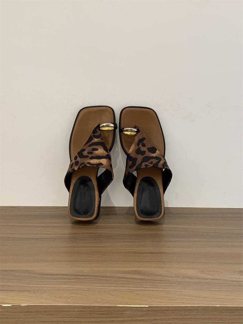 

Metal! Niche design toe flip-flops women s European and American open-toed silver flat-bottomed slippers wear summer sandals 40