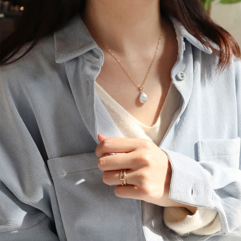 Moderner Anhänger aus 14-karätigem Gold im Barockstil mit Süßwasserperle