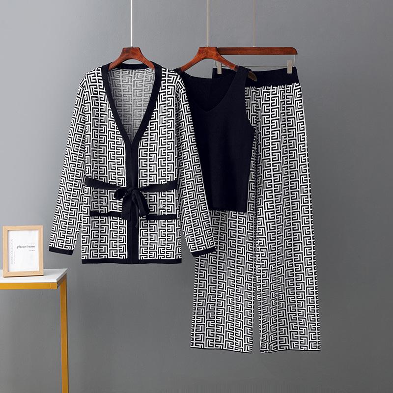 

Женский европейский и американский жаккардовый модный комплект: Пальто-шаль, трикотаж с V-образным вырезом, брюки широкого кроя One Size чёрный