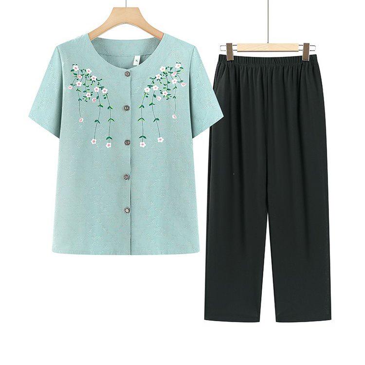 Mom's 2026 Summer Outfit: Elegant Short-Sleeve T-shirt Set for Mature Women