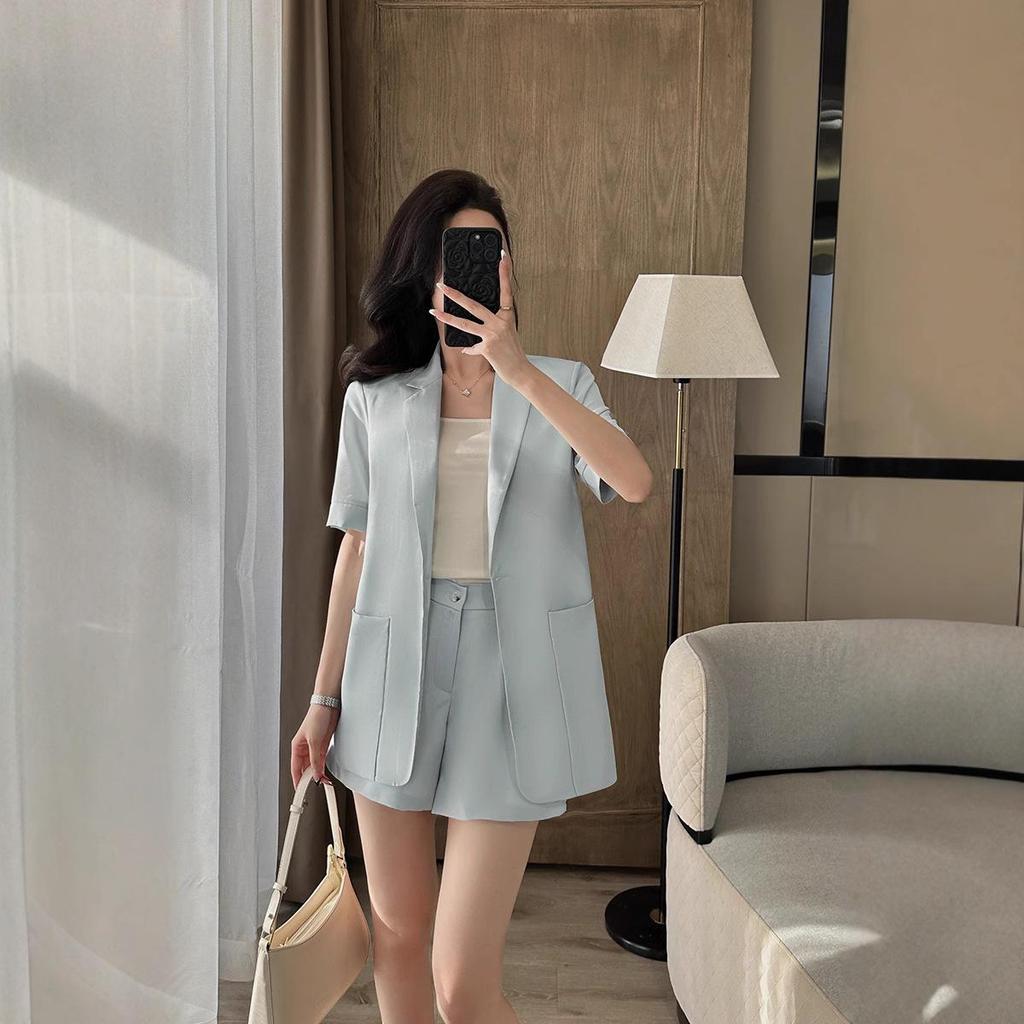 Schicker Göttinnen-Stil Damen Sommeranzug: Zweiteiliges Set aus Blazer mit kurzen Ärmeln und Shorts