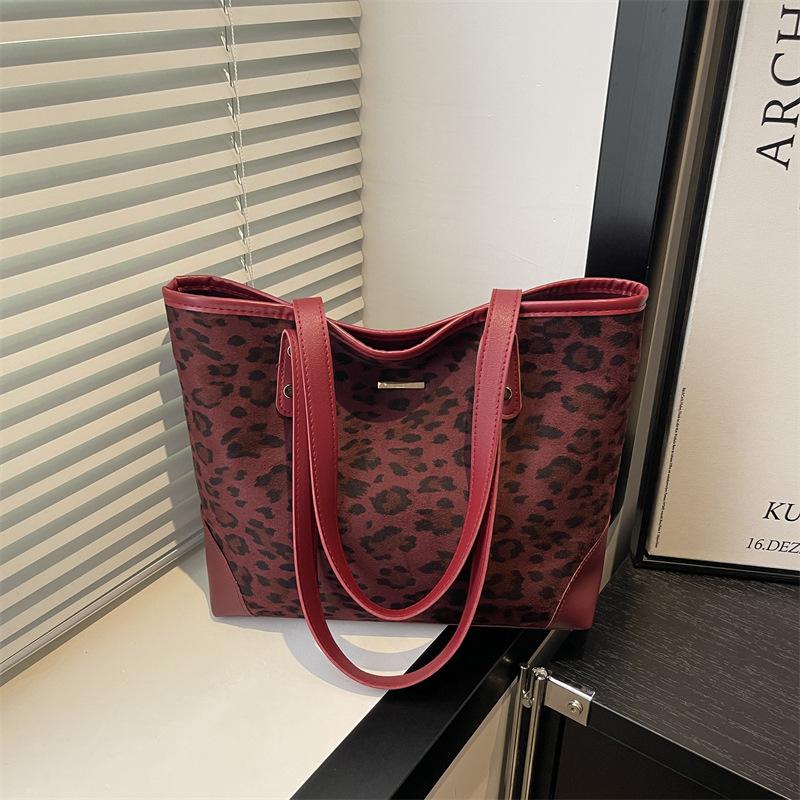 

Fashion retro leopard print bag women s large-capacity tote bag 2025 new casual tote bag college student class bag красный