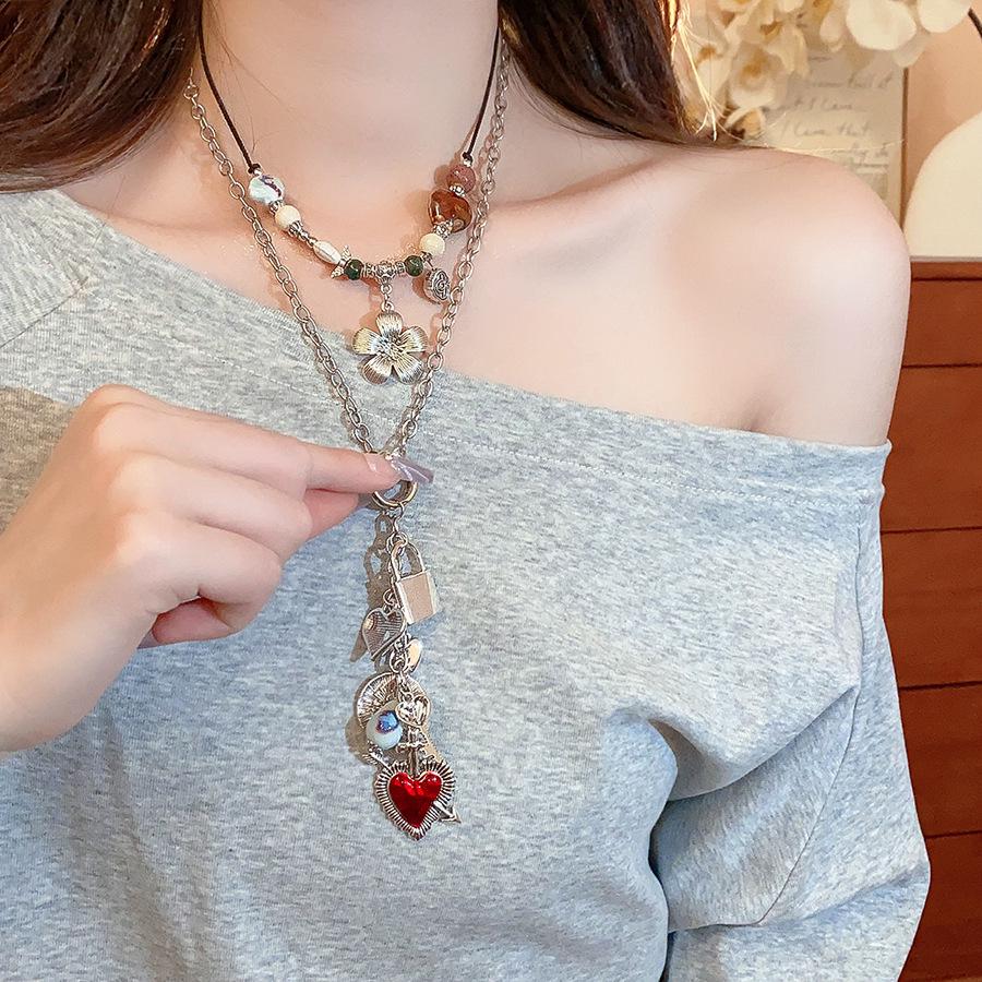 Retro Round Resin Necklace: Versatile, Fashionable High-End Clavicle Chain for Women