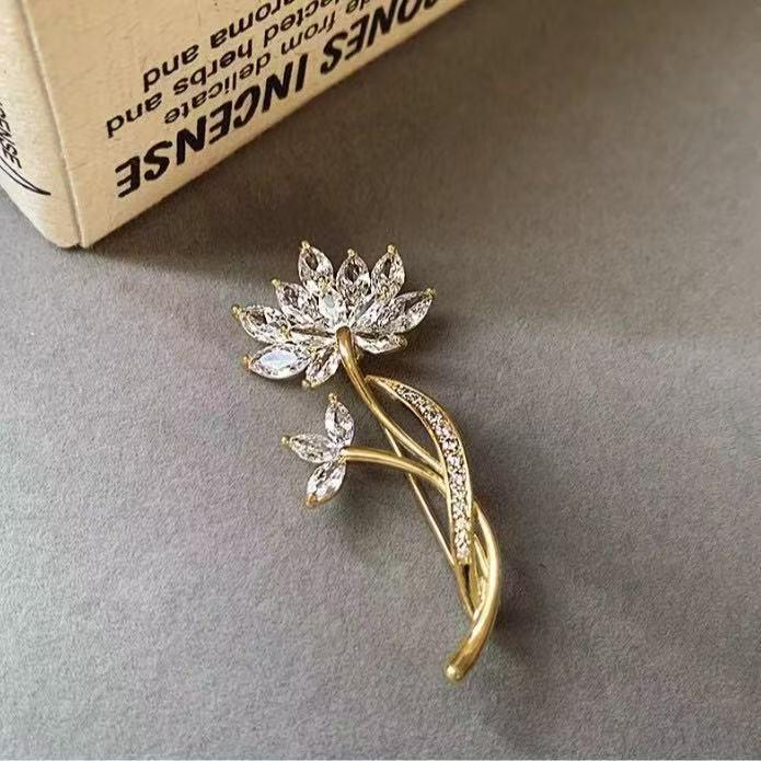 High-End Crystal Lotus Flower Brooch - Luxury Gold Fashion Accessory, New Chinese Style Gift