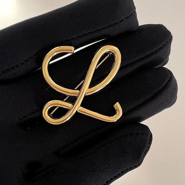 2024 High-End Retro Metall Buchstabenbrosche: Eleganter und luxuriöser Nischen-Anstecker für Frauen