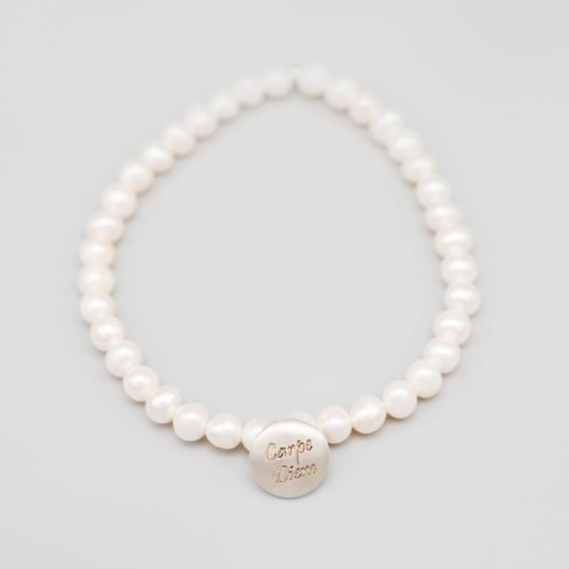 BONBEAU Silberner Initial-Knopf-Charm-Kugelarmband