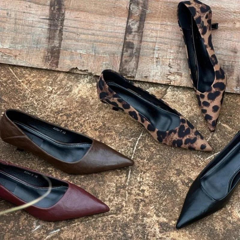 Chaussures tendance pour femmes, talons hauts peu profonds, imprimé léopard, pour le bureau et la carrière, bout pointu, talons solides, tendance 2024