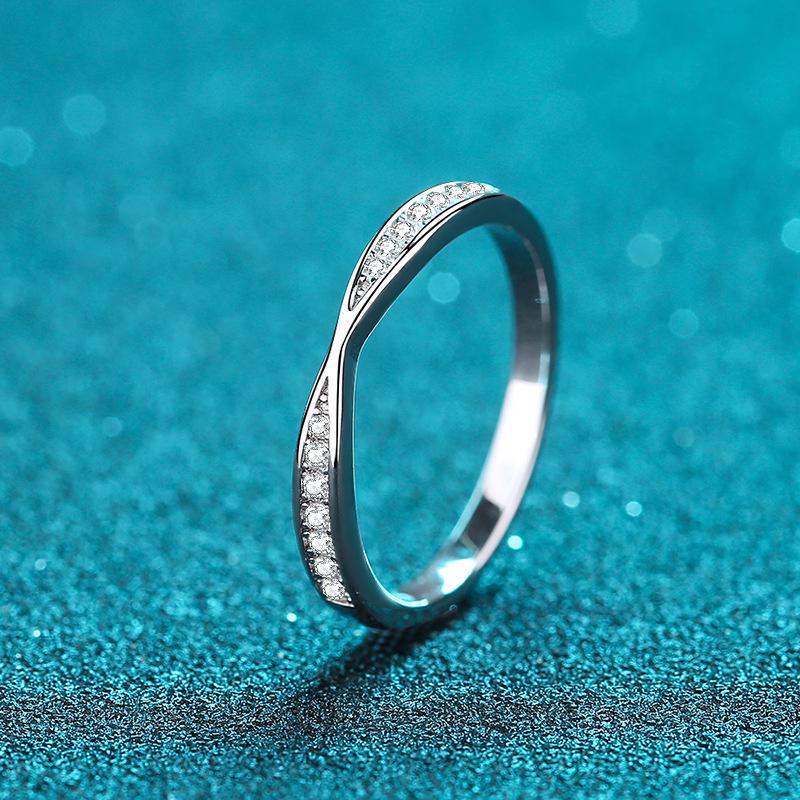S925 Sterling Silver Women's Fashionable Simple Lined Moissanite Ring