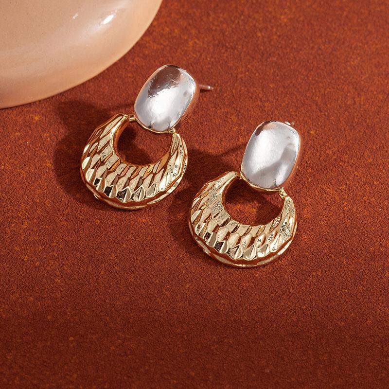 Gold And Silver Two-Color Splicing Plaid Flash Earrings Women'S French Retro Simple Stud Earrings Fashionable Light Luxury Niche Earrings