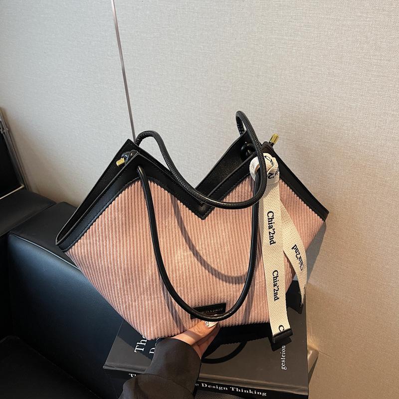 

Fashion and leisure large-capacity bag women s new autumn and winter versatile shoulder bag commuter tote bag розовый
