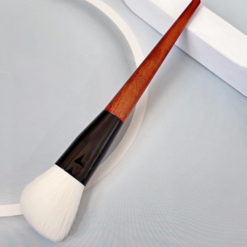 

Кисть для контуринга под углом из натурального ворса козы. Идеальная кисть для макияжа, обнимающая щеки.