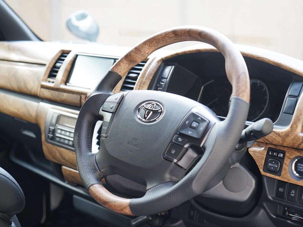 Gun Grip Steering Wheel and Shift Knob Set for Toyota Hiace 200 Series and 7th TRISTAR'S (4th, 5th, 6th, Generation) (Classic Wood/Natural Wood)