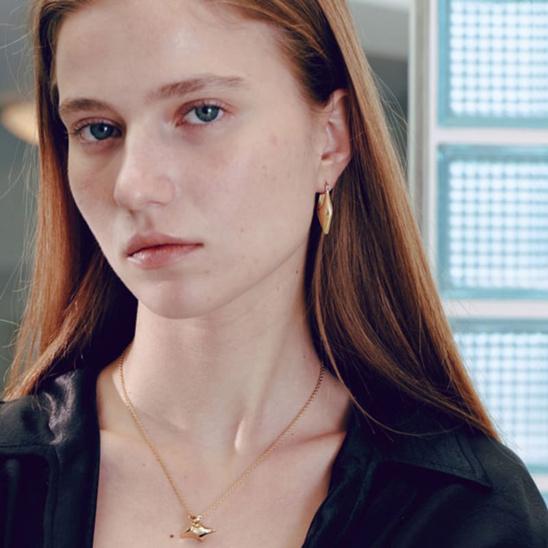 YUSOWA EASYLOCK BARCHAN EARRING (GOLD)