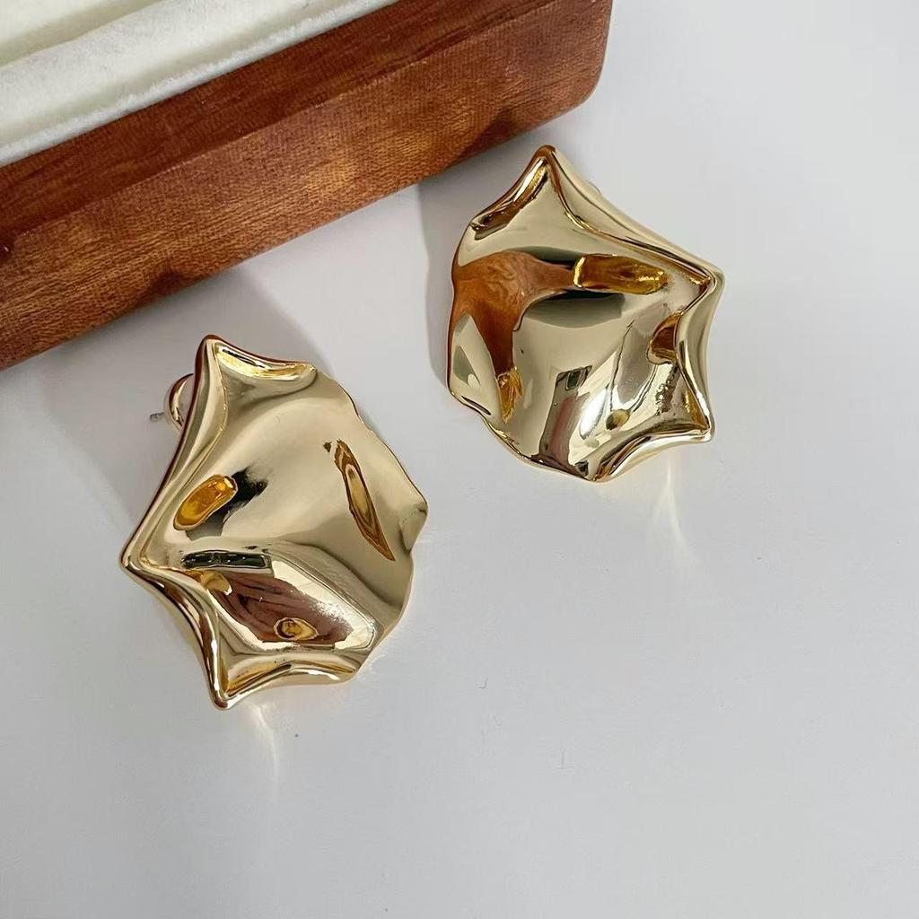 Elegant Pleated Pendant Necklace: Versatile, Fashionable, High-End Design for a Luxurious, Unique Touch.