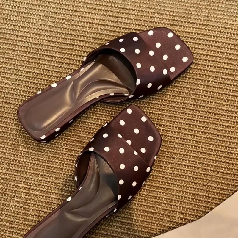 Zapatos de Satén de Verano 2026 Sandalias Planas para Mujer Zapatos de Lunares Suaves Cómodos Elegantes Sandalias de Dama Uso Diario